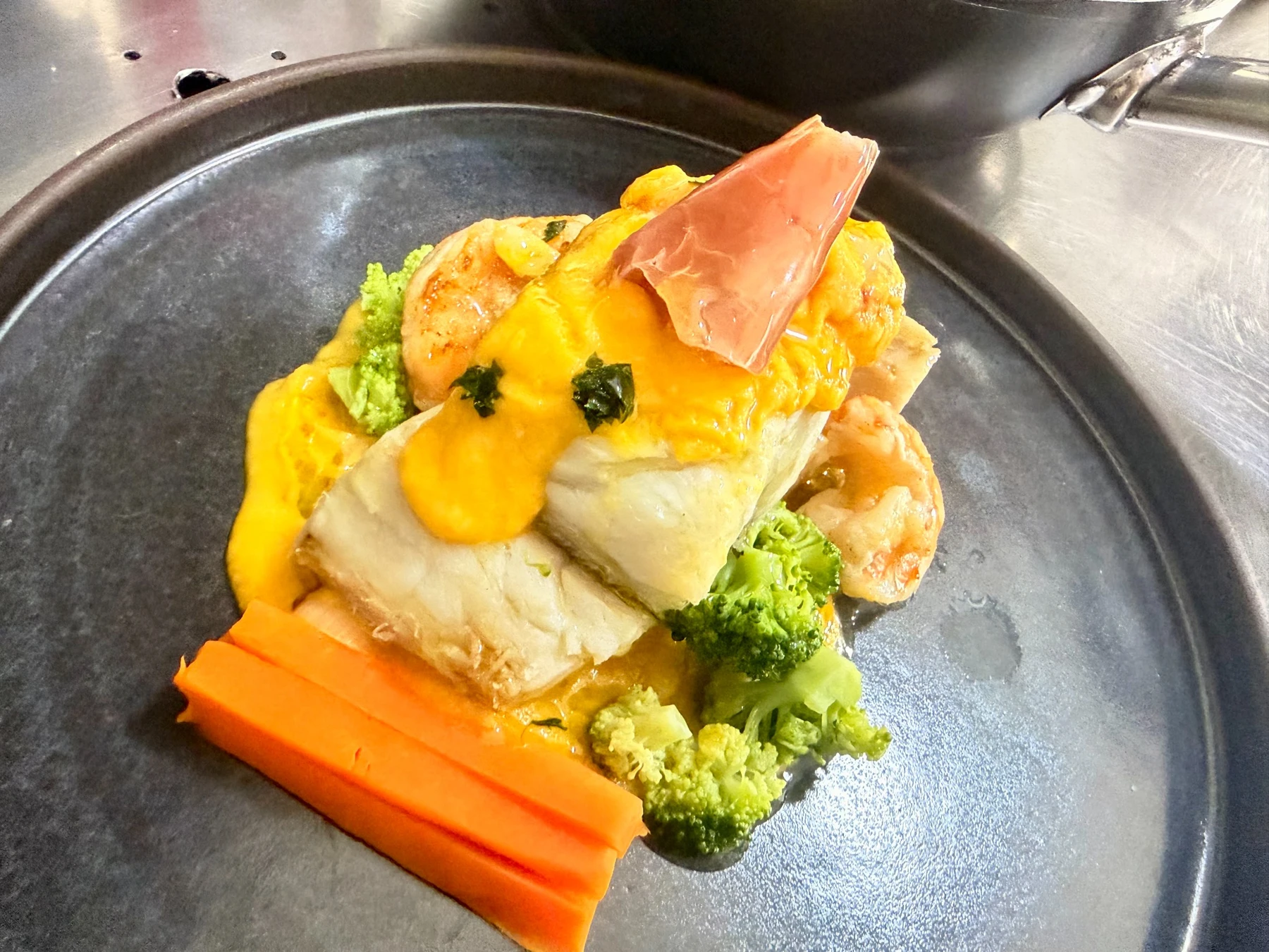 Bacalhau à moda do chef servido com legumes