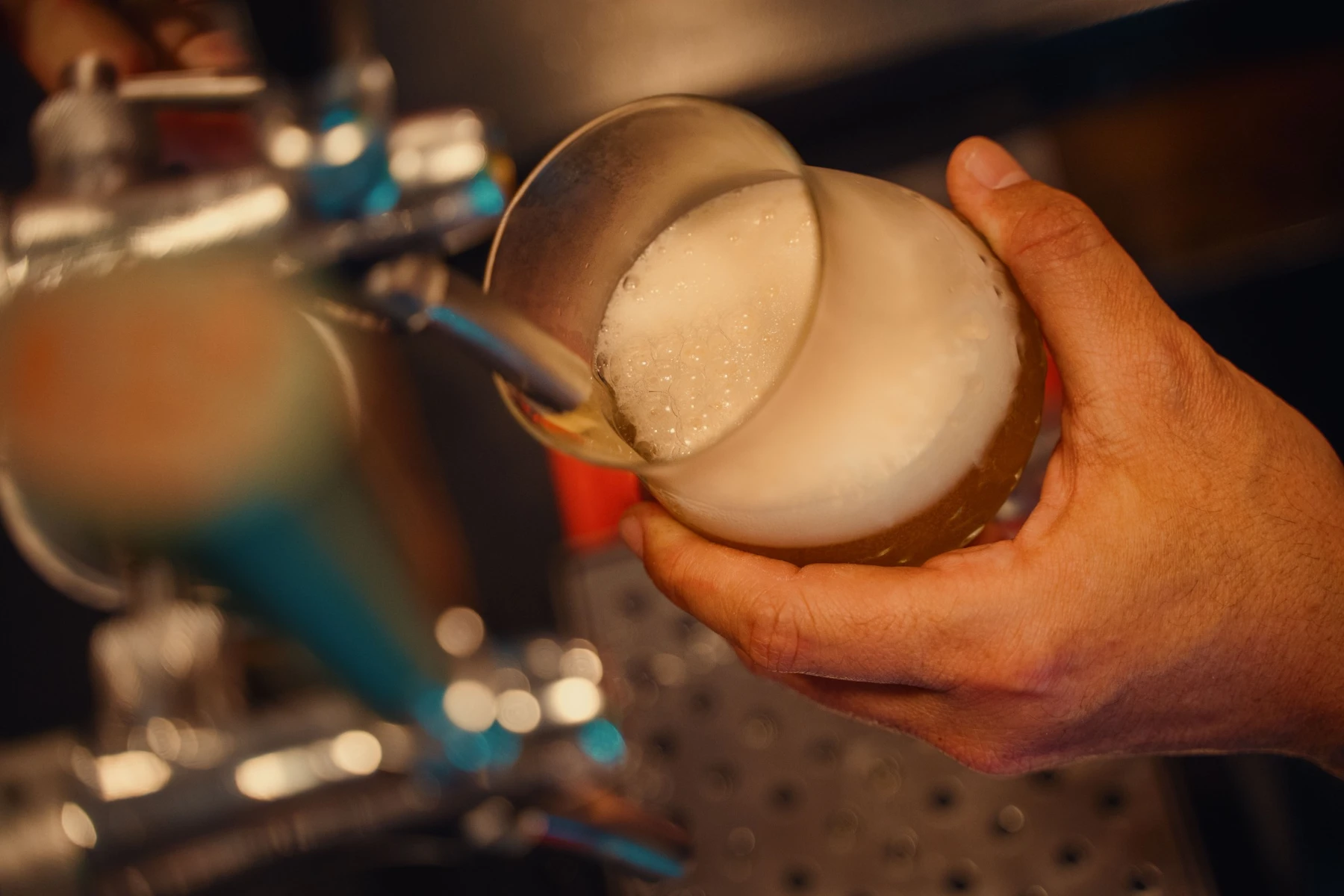 Cerveja artesanal do SOCA sendo servida na taça, com espuma cremosa