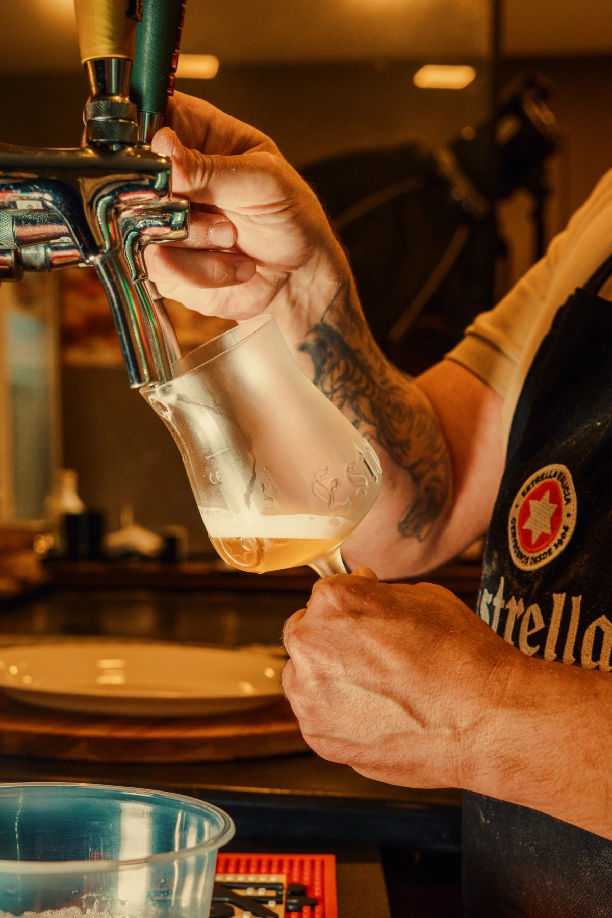 Chope artesanal do SOCA sendo servido na torneira