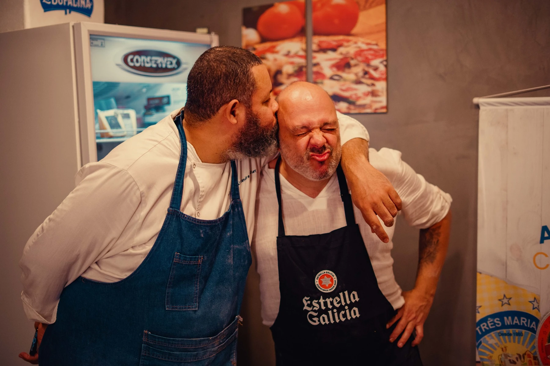 Um registro da amizade de Diego Martins e Alexandre Xavier na cozinha