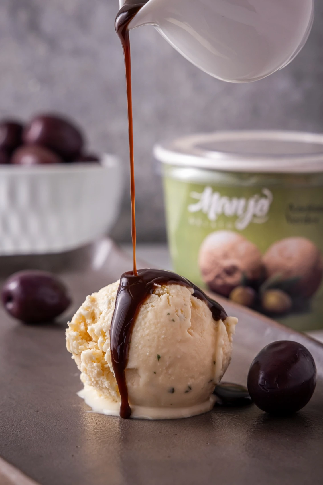 Calda sendo servida sobre um gelato