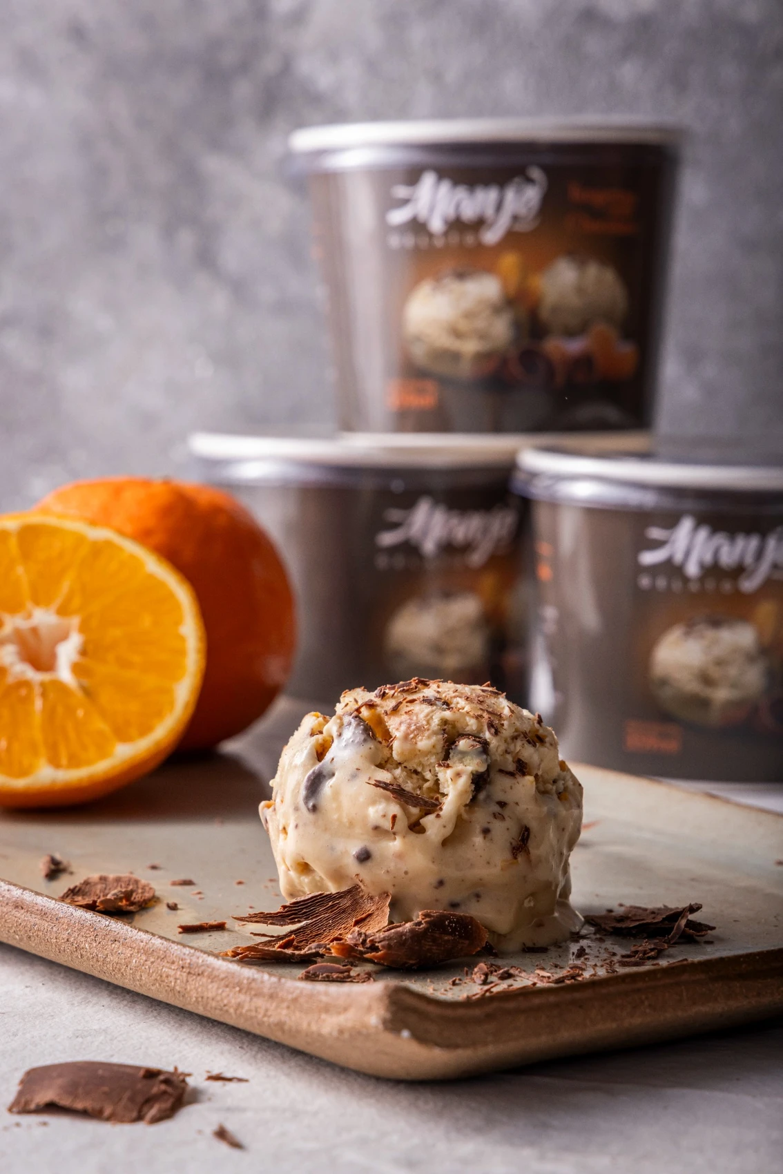 Gelato em composição com chocolate e fruta cítrica