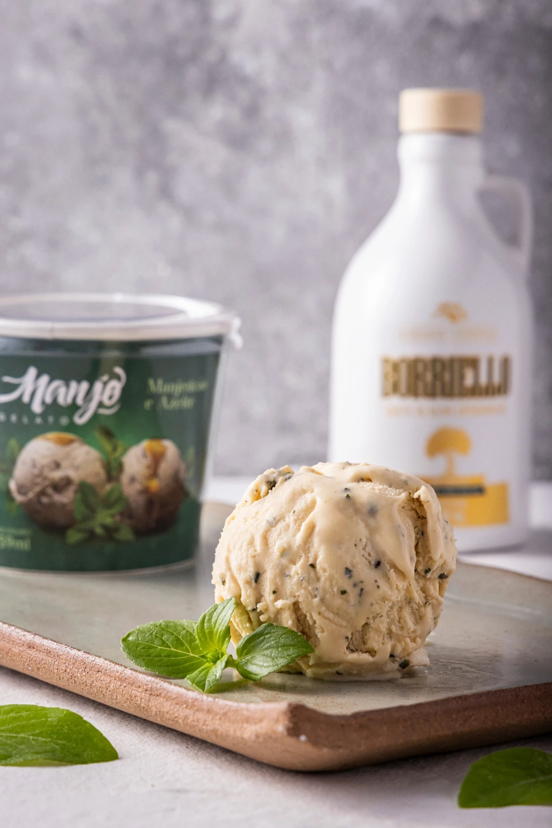 Gelato servido com azeite e manjericão