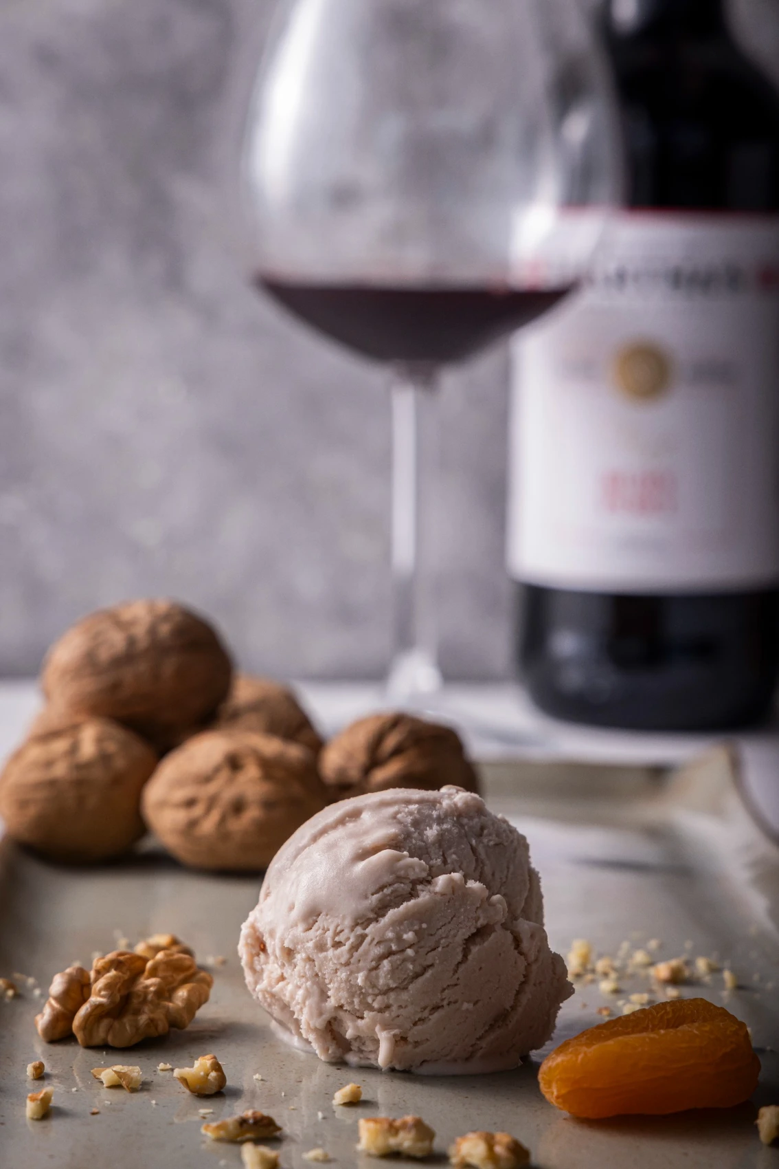 Gelato em composição com vinho, nozes e frutas secas