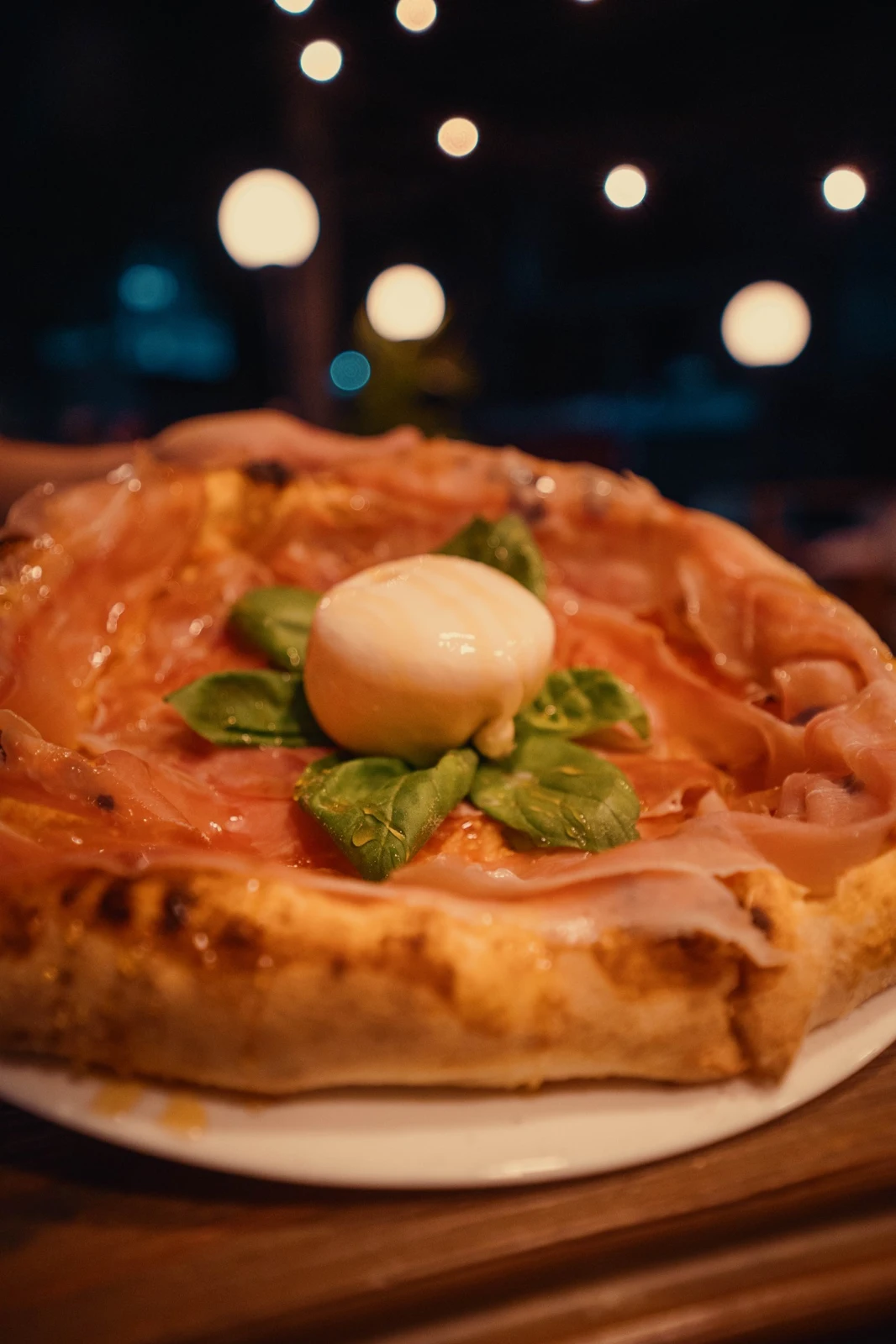 Pizza do SOCA finalizada com burrata e folhas de manjericão