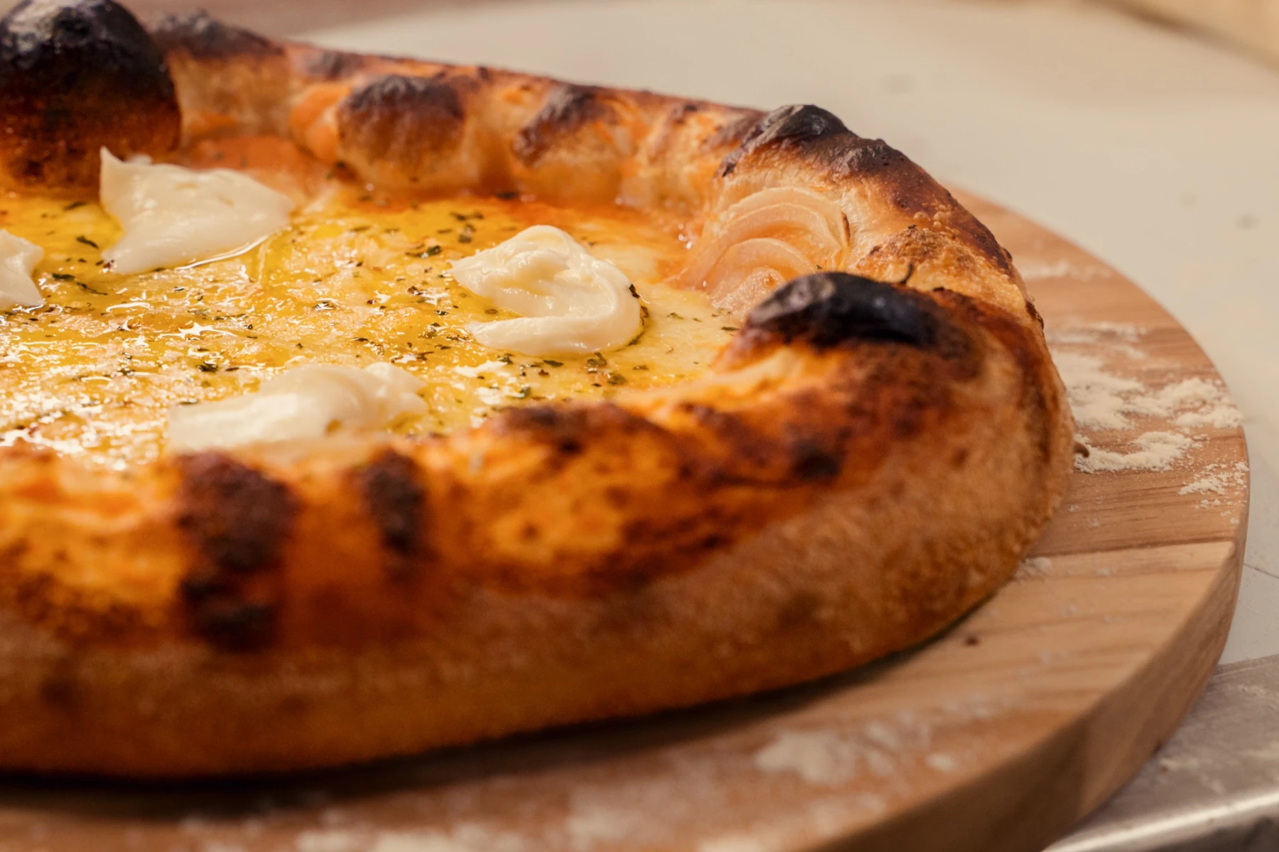 Pizza pronta do SOCA com borda alta e dourada