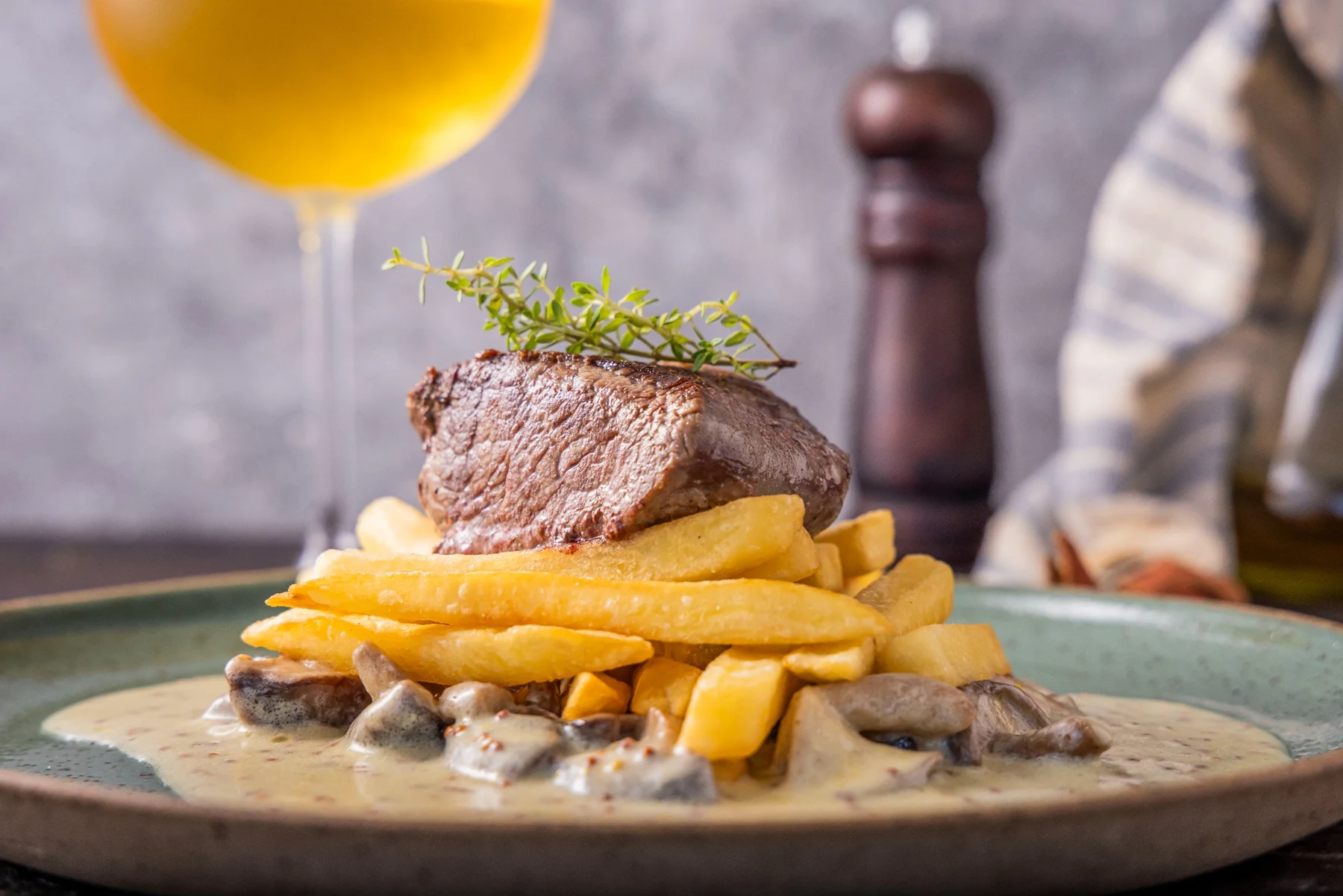 Filé mignon do SOCA com batatas fritas e molho cremoso com cogumelos