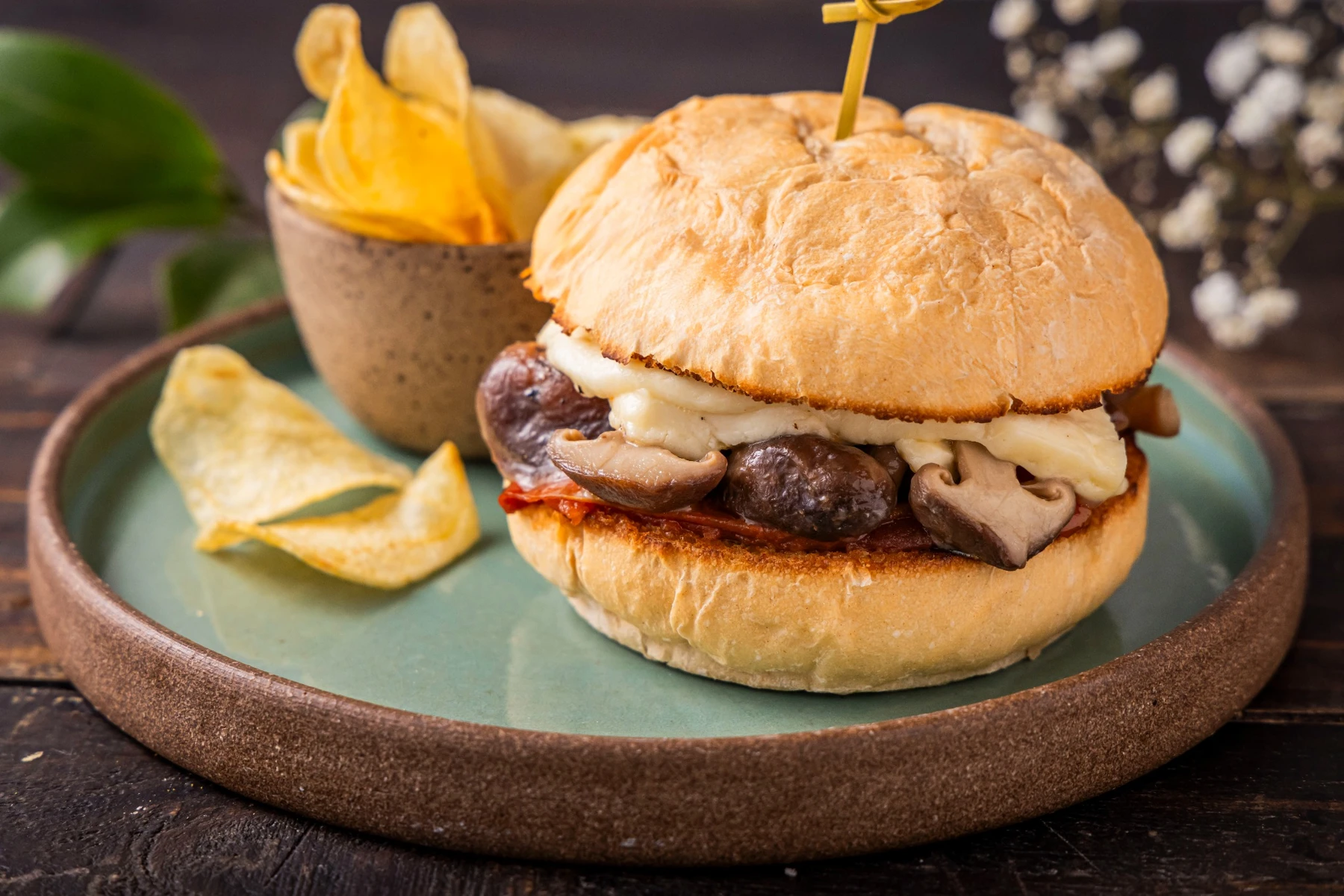 Sanduba de Shitake com queijo meia cura e queijo, acompanhado de chips